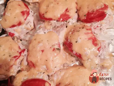 Куряче філе під сиром із помідорами