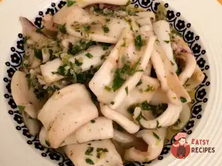 Кальмари у часниковому соусі