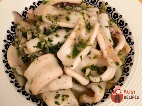 Кальмари у часниковому соусі