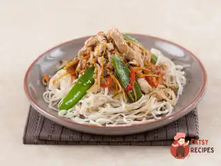 Курка з овочами стир-фрай на яєчній локшині