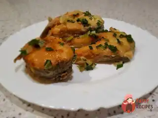 Смажена щука з зеленим луком