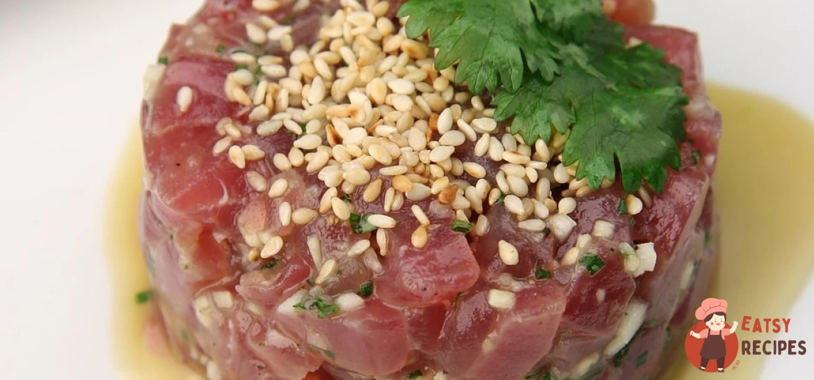 Тартар з дикого тунця з імбирно-медовим соусом та насінням кунжуту