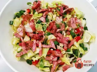 Салат з авокадо та беконом