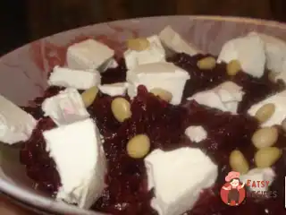Теплий салат з буряка на пару з фетою та горіхами