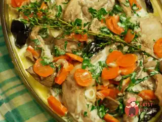 Кролик, тушкований у сметані з травами