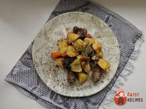 Яловичина з картоплею та морквою в рукаві