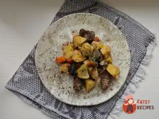 Яловичина з картоплею та морквою в рукаві