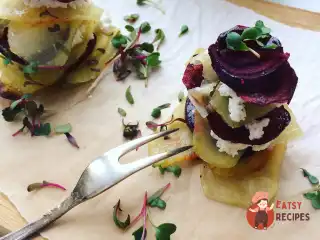 Слайси з буряка та картоплі з сирним сиром