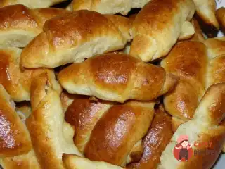 Ніжні пиріжки з капустою та яйцем.
