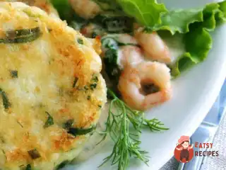 Салат з креветками та млинцями з пармезану