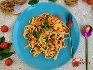 Тальятелле в томатному соусі з креветками