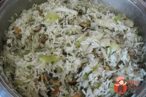 Паелья з морепродуктами та горошком