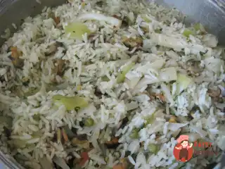 Паелья з морепродуктами та горошком