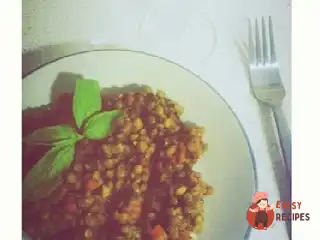 Сочевиця з томатами та зеленню