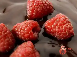 Гарячий шоколад з малиною та збитими вершками