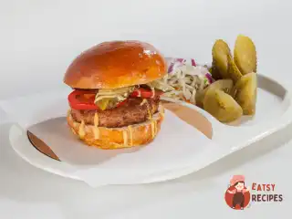 Московська котлета з булочкою, гірчицею та солоним огірком