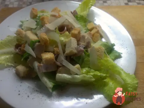 Салат «Цезар» з курячою грудкою та анчоусами
