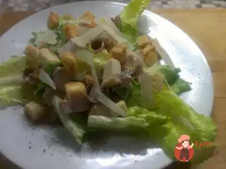 Салат «Цезар» з курячою грудкою та анчоусами