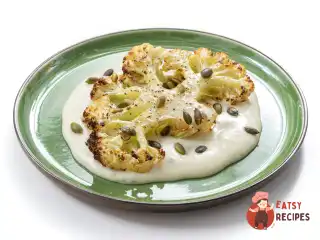 Стейки з цвітної капусти з соусом із блакитного сиру