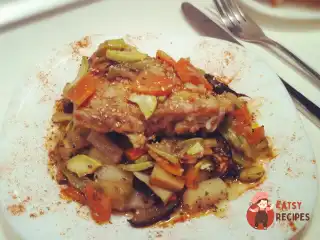 Курка з розмарином під овочами