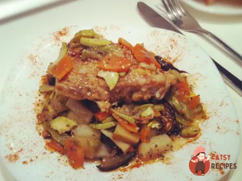 Курка з розмарином під овочами