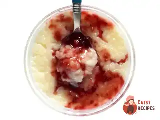 Різотто з кокосовим молоком, печеними сливами та червоною смородиною.