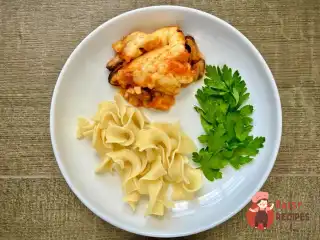 Мідії в томатно-вершковому соусі з сиром та пастою