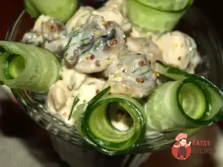 Коктейль з курячої грудки, печериць та огірків