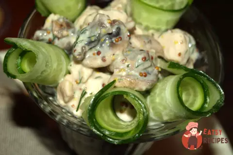 Коктейль з курячої грудки, печериць та огірків
