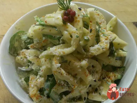 Салат із кальмарів зі свіжими та маринованими огірками та гострою заправкою