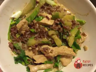 Бурий рис з індичкою та кокосовим молоком