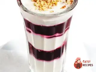 Йогурт з ягідним пюре, фісташками та кедровими горішками
