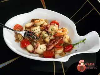 Смажені морепродукти з часником та томатами