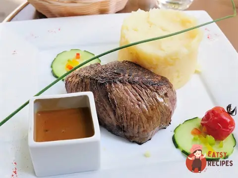 Яловиче філе з перцем і соусом з портвейну