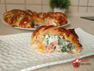 Слоєний пиріг із сьомгою та шпинатом