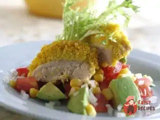 Курка запечена в паніровці з кускусу з прянощами та овочами.