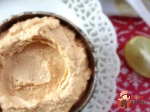 Хумус з кунжутною пастою, куміном, часником, лимонним соком та оливковою олією