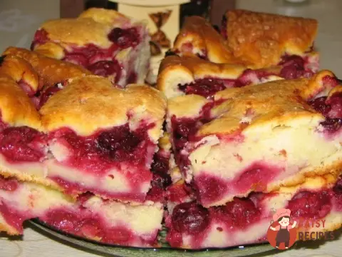 Швидкий пиріг із замороженими ягодами (вишнею)