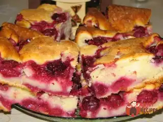 Швидкий пиріг із замороженими ягодами (вишнею)