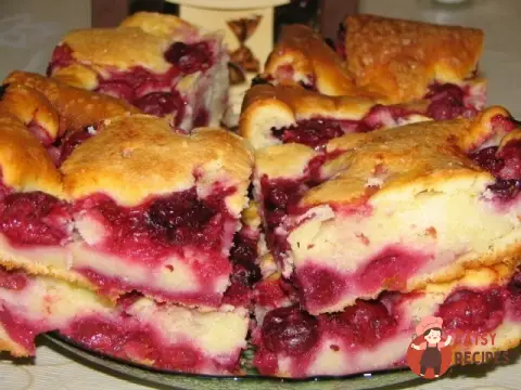 Швидкий пиріг із замороженими ягодами (вишнею)