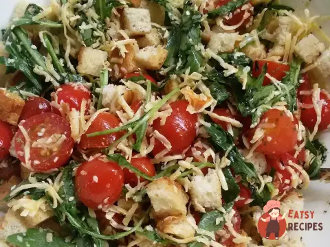 Салат з руколою, чері, сухариками та кунжутом.