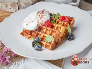 Бельгійські вафлі з меренгою та свіжими ягодами