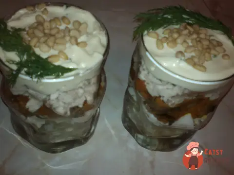 Листковий салат з курячою грудкою, картоплею та грибами