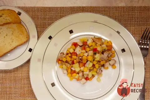 Салат з куркою, кукурудзою та солодким перцем