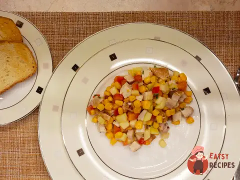 Салат з куркою, кукурудзою та солодким перцем