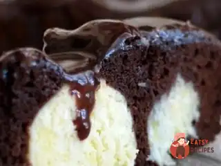 Шоколадний пиріг з сирними кульками