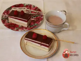 Бісквітні тістечка з вершковим кремом та малиновим желе