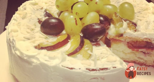 Бісквітний торт зі сливами