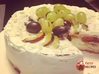 Бісквітний торт зі сливами