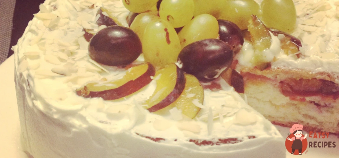 Бісквітний торт зі сливами